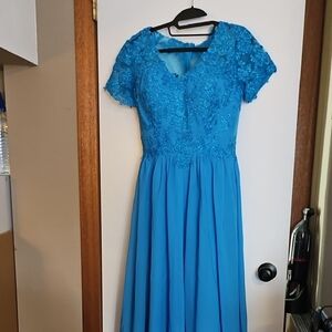 Elegant Blue Lace Evening Dress